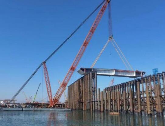 京雄高速(sù)公路永定(ding)河特大橋(qiao)首段鋼箱(xiāng)梁成功吊(diao)裝