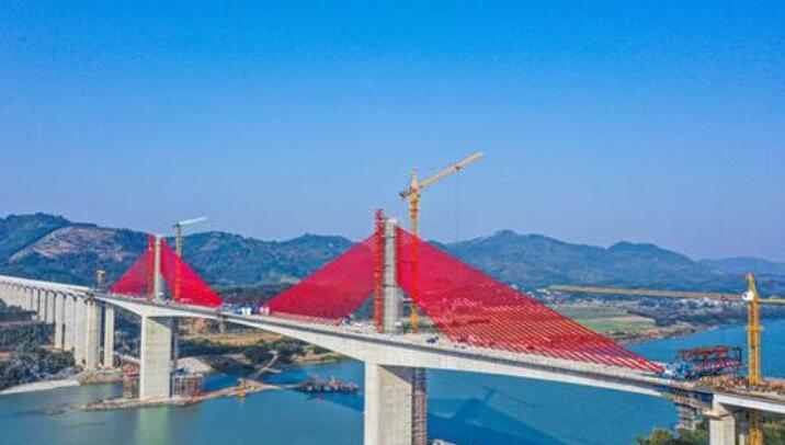 大跨徑(jing)公路預(yù)應力混(hun)凝土斜(xie)拉橋培(péi)森柳江(jiāng)特大橋(qiáo)斜拉索(suo)施工完(wan)成