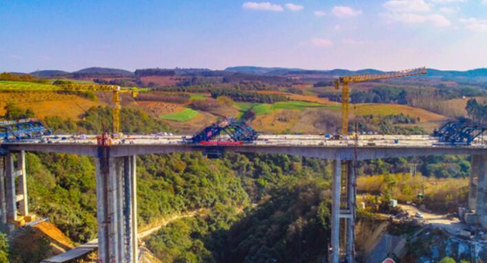 三清(qing)高速全線唯一連(lián)續剛構橋馬蹄河(hé)大橋順利合龍