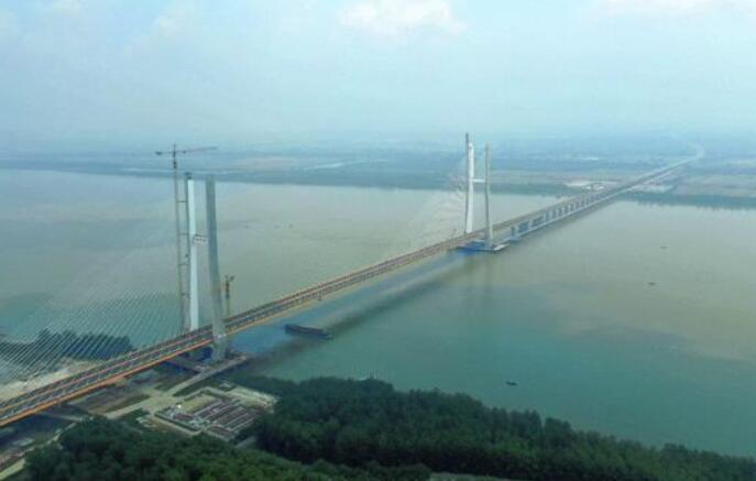 同類跨徑(jing)最大的鋼砼結(jié)合及鋼砼疊合(he)梁斜拉橋赤壁(bi)長江公路大橋(qiao)交工驗收