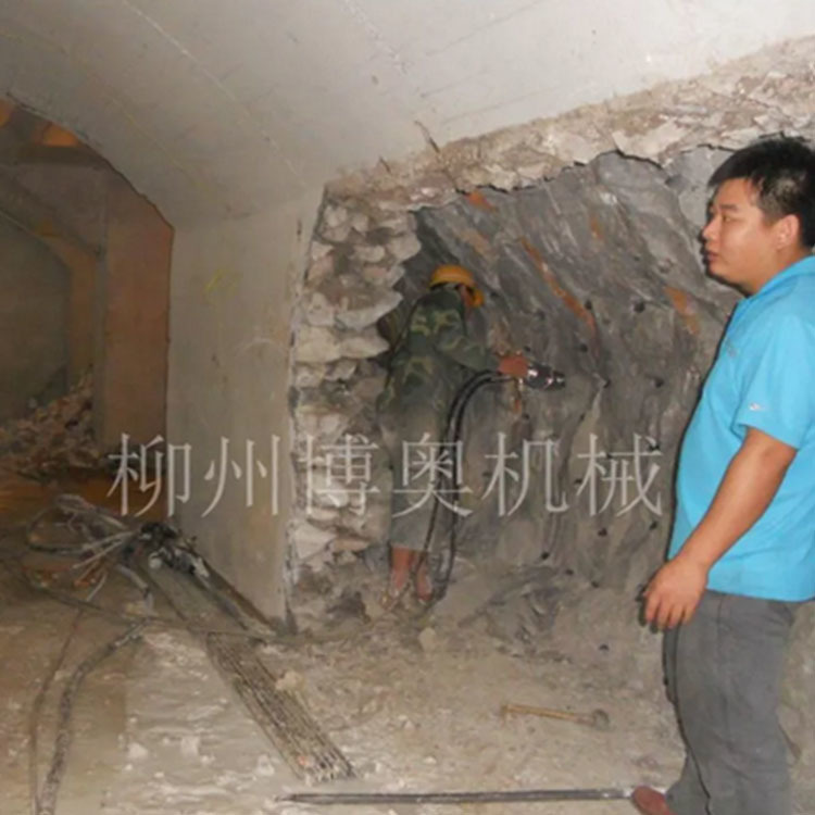 實用(yòng)的洞采液(ye)壓劈裂機(jī)