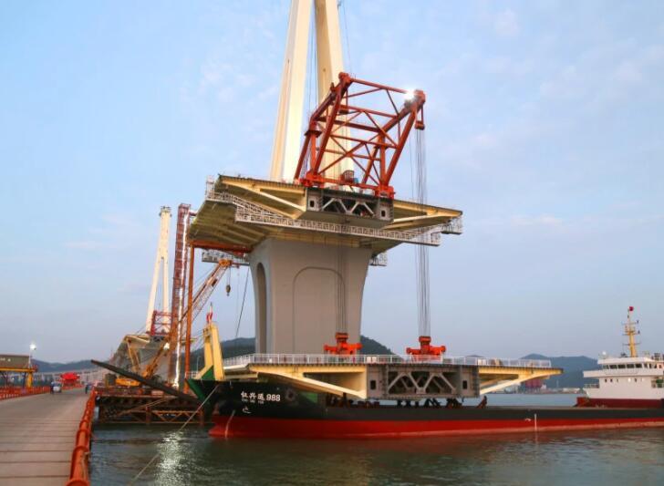 珠海金海(hai)大橋工程(chéng)項目部完(wan)成27号墩首(shou)節标準段(duan)鋼箱梁架(jia)設