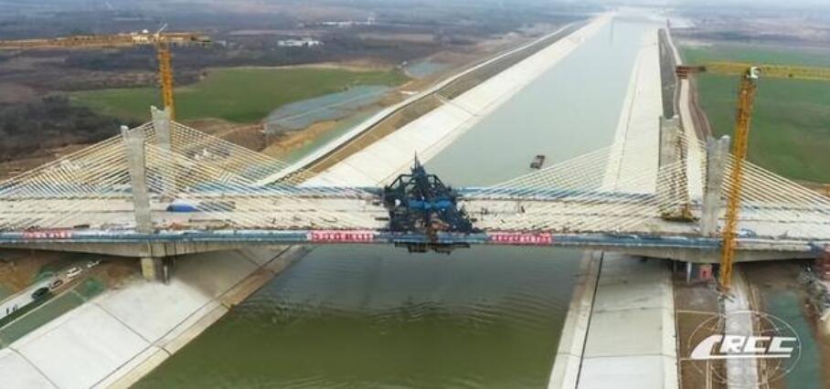 引江濟(jì)淮工程(chéng)跨徑最(zuì)大的矮(ǎi)塔斜拉(la)橋合龍(long)