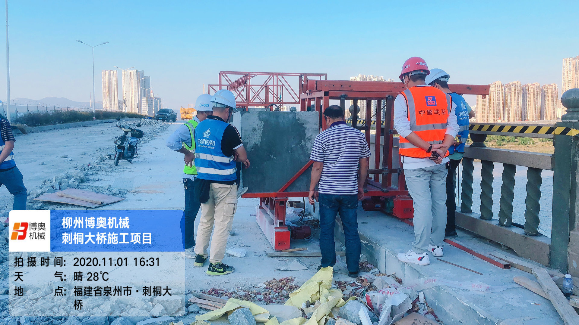 橋(qiáo)梁吊籃檢修維護(hu)作業車