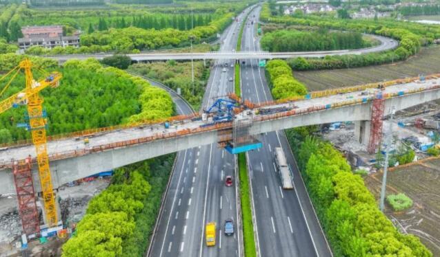 滬蘇湖(hu)鐵路跨G60高速連續(xù)梁合龍