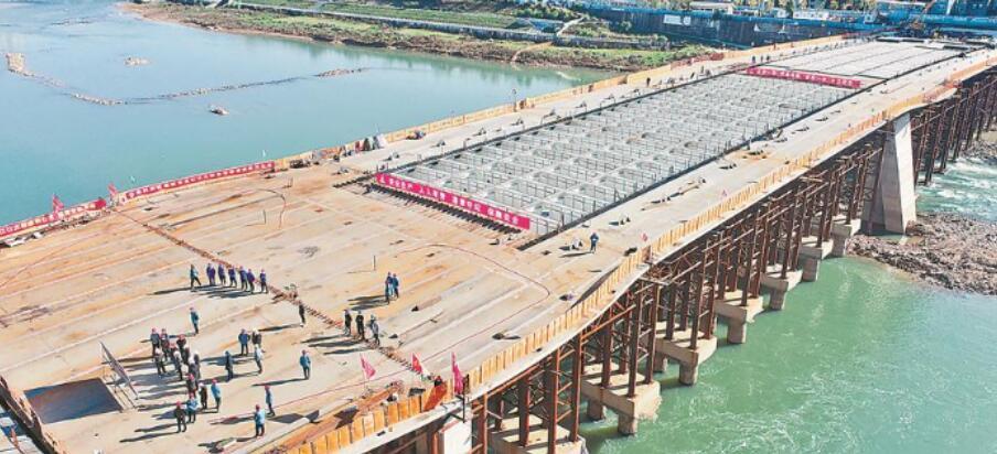 三江口大橋主(zhǔ)橋鋼箱梁正式合(hé)龍