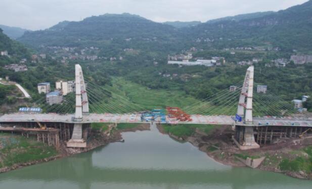重慶(qìng)萬州北(bei)濱路項(xiàng)目雙溪(xī)鋪大橋(qiáo)順利合(hé)龍