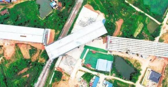 1.4萬噸跨麻武鐵路(lù)橋成功轉體