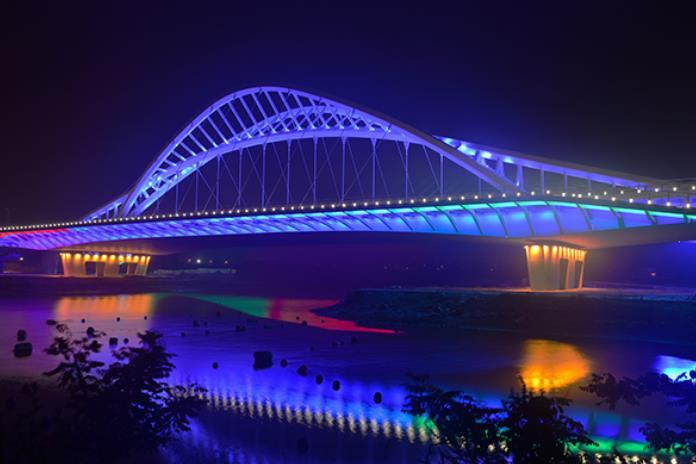 威海首座(zuò)大型景觀(guān)大橋石家(jiā)河公園大(da)橋亮化工(gōng)程完成