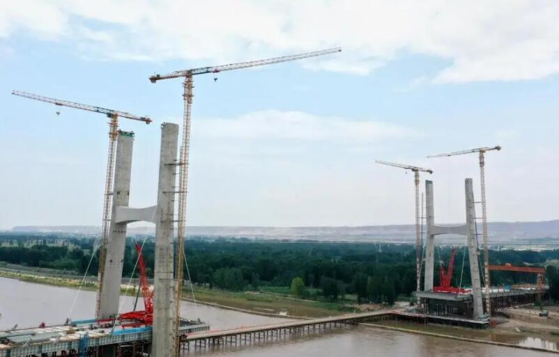 中衛下河沿黃(huáng)河公路大橋首對(duì)斜拉索挂設成功(gong)