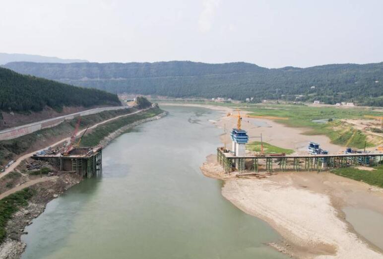 京昆高(gāo)速廣綿擴容工程(chéng)最長橋嘉陵江特(tè)大橋主墩封底