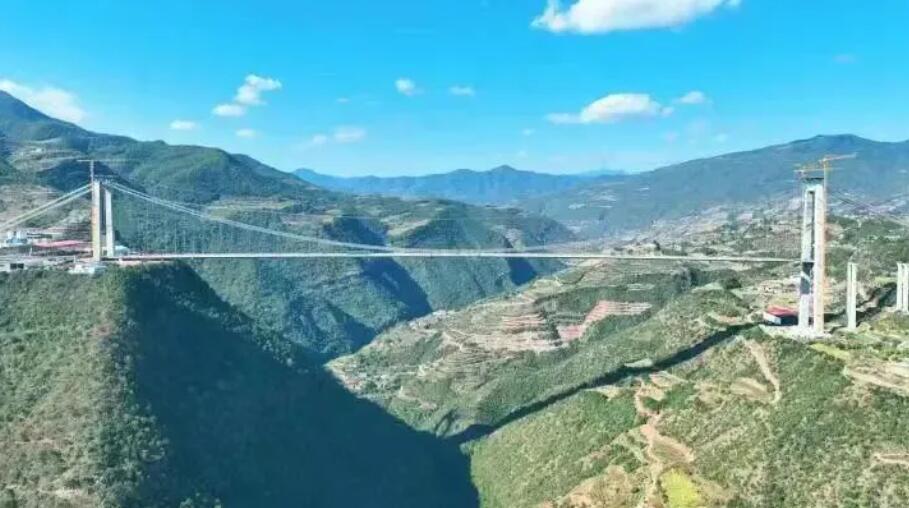 雲南(nan)永大高(gao)速江底(dǐ)河大橋(qiáo)主橋合(hé)龍