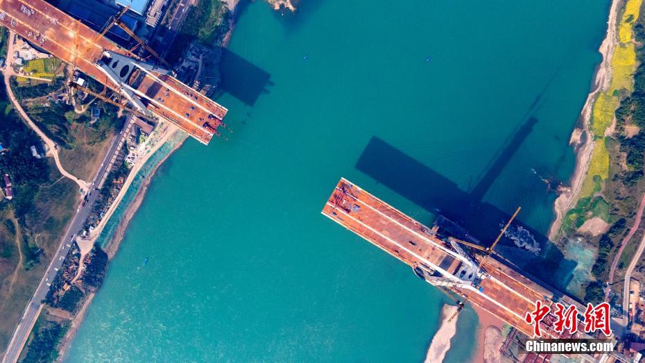 四川宜賓(bīn)臨港公鐵(tiě)兩用長江(jiang)大橋加緊(jin)鋼箱梁吊(diào)裝施工