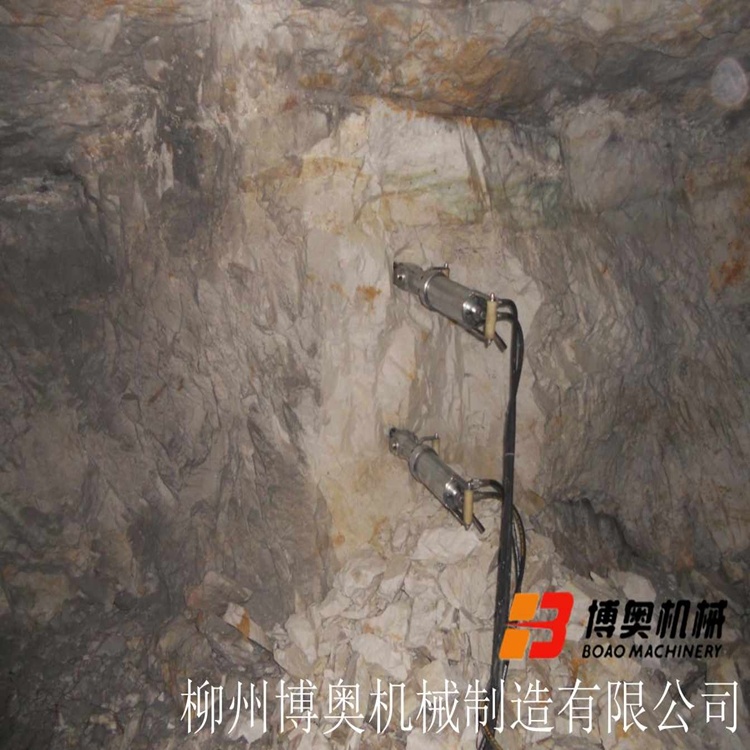 實用(yong)的洞采液(ye)壓劈裂機(jī)