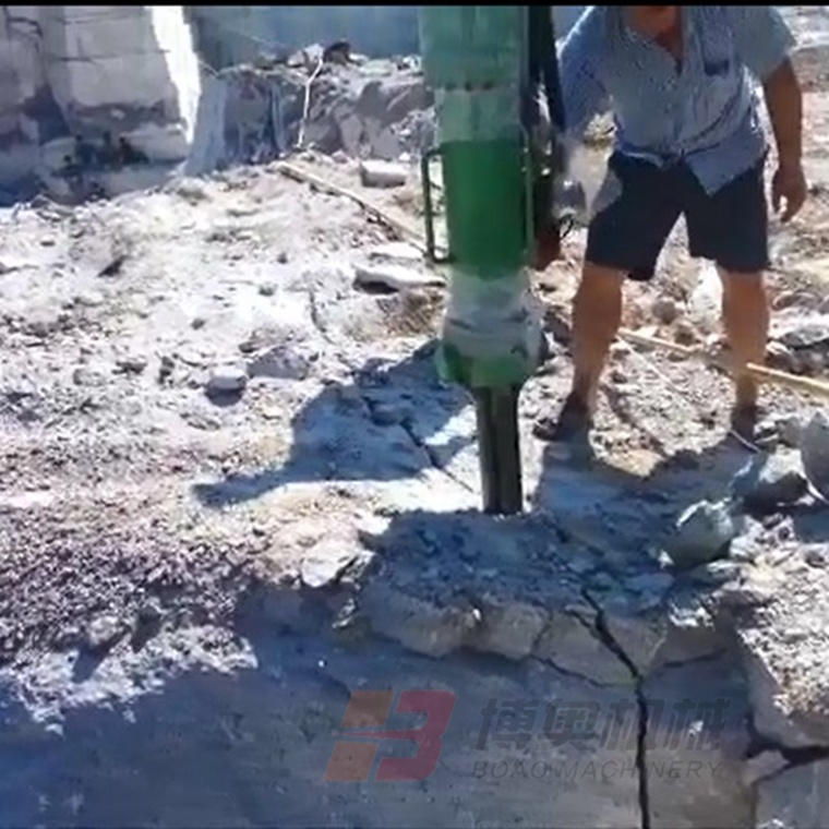 咸阳尔易金属制造集团(急速版)M20挖改式機載劈(pi)裂機