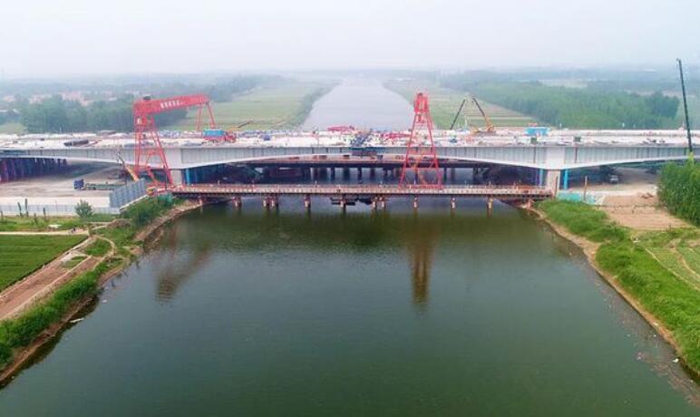 京台高速(su)改擴建德(de)齊段徒駭(hai)河大橋順(shùn)利完成合(he)龍