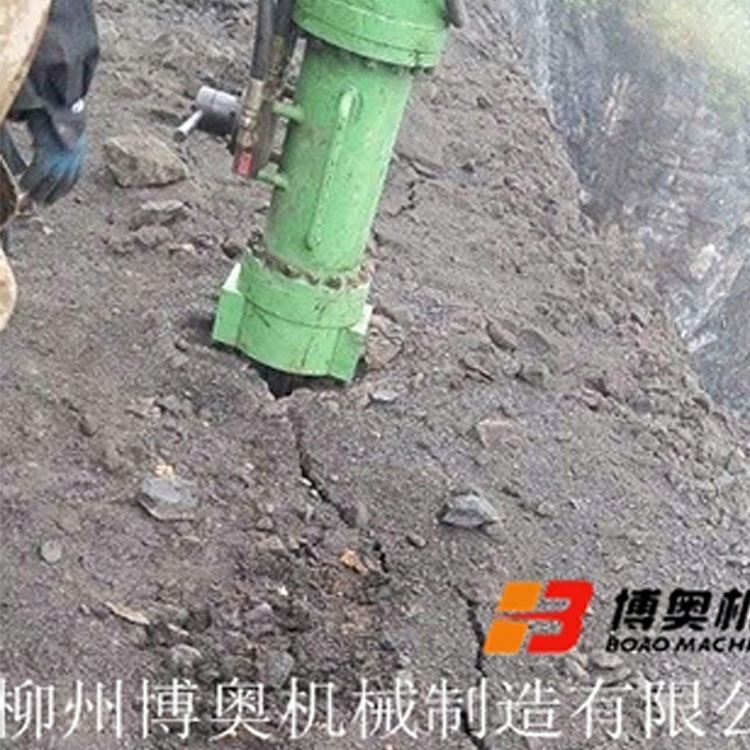 礦(kuang)山破石(shi)劈裂機(jī)設備