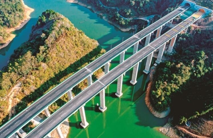 巴馬至平(ping)果高速公(gong)路提前兩(liang)年通車