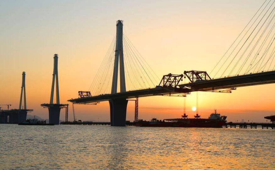 目前世界(jiè)上最寬公(gōng)鐵兩用斜(xie)拉橋珠海(hai)金海大橋(qiáo)标準鋼箱(xiāng)梁架設過(guò)半