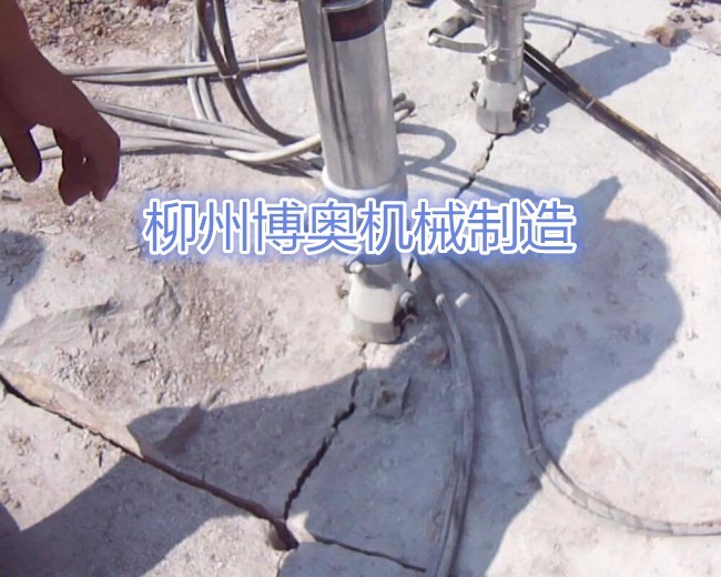 岩石劈裂機的使(shǐ)用維護決定設備(bei)的使用壽命