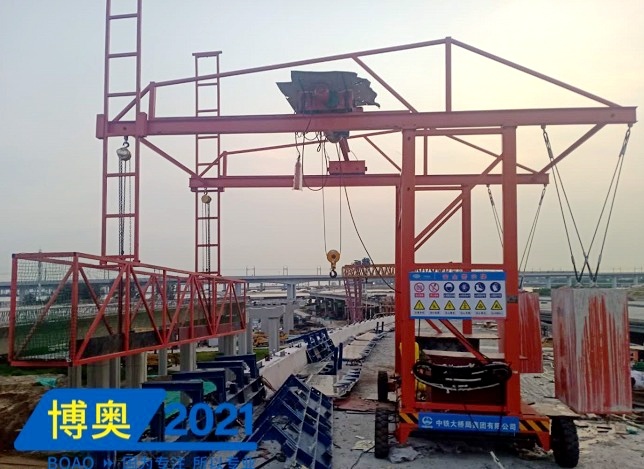 新型橋梁(liang)防撞牆模(mo)闆施工台(tái)車