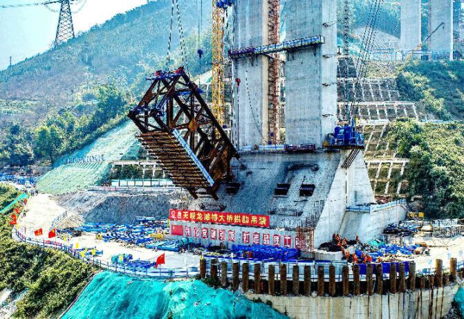 廣西天峨(é)龍灘特大(da)橋首節段(duàn)拱肋吊裝(zhuāng)順利完成(chéng)