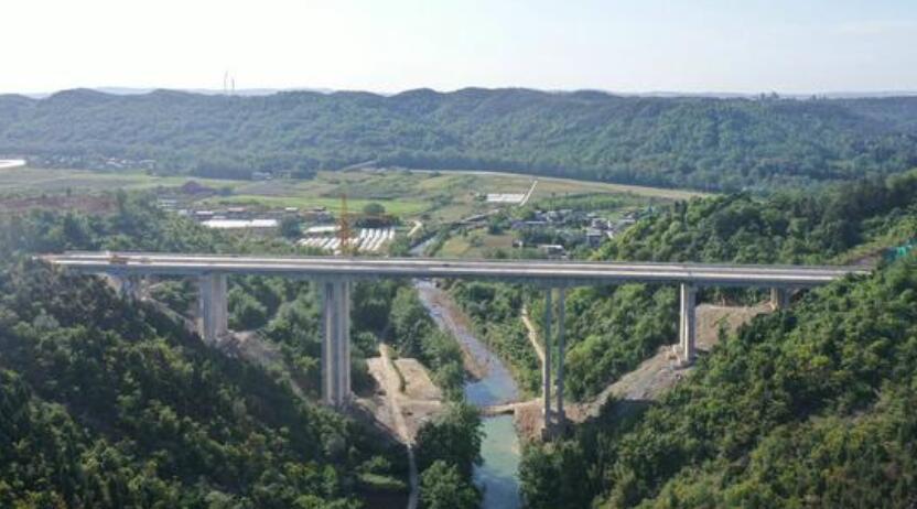 九(jiǔ)綿高速(sù)佛爺洞(dòng)大橋橋(qiáo)面鋪裝(zhuang)全面完(wán)工