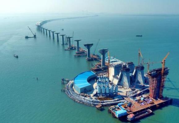 深中通道(dao)伶仃洋大橋單(dan)個重量約100萬噸(dūn)的東、西錨碇錨(máo)體完成施工