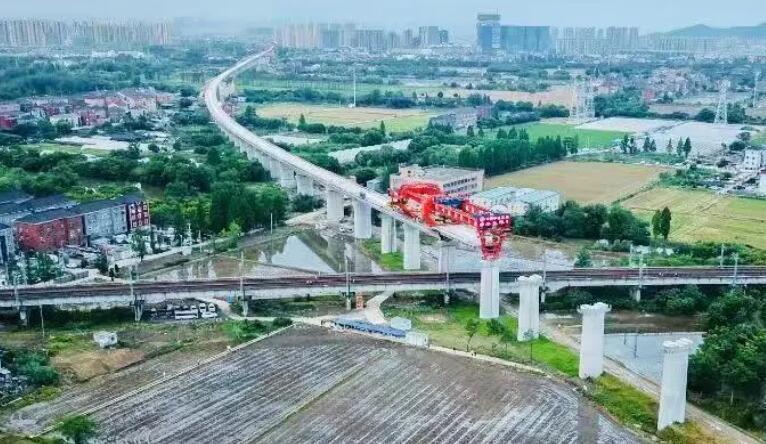 新建湖杭(háng)鐵路餘杭(hang)特大橋成(chéng)功上跨既(ji)有宣杭鐵(tie)路