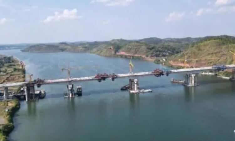 常(chang)祁高速(sù)石潭湘(xiang)江特大(da)橋全幅(fu)順利合(hé)龍