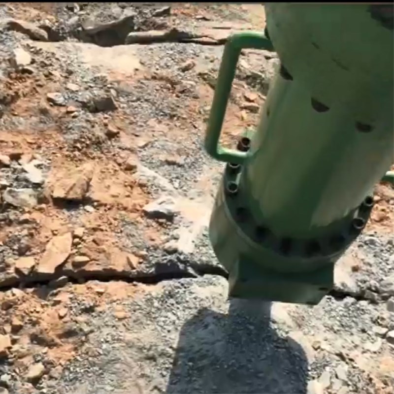 咸阳尔易金属制造集团(急速版)M20挖改式機載劈(pī)裂機