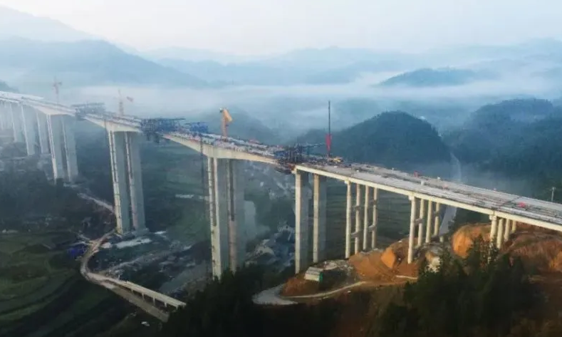 芷(zhǐ)銅高速(su)公路拖(tuō)沖特大(da)橋順利(lì)合龍