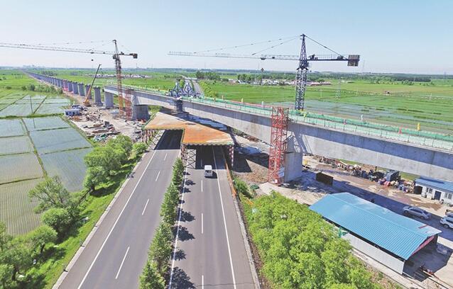 佳鶴鐵路(lu)跨鶴大高(gāo)速公路特(tè)大橋連續(xù)梁合龍