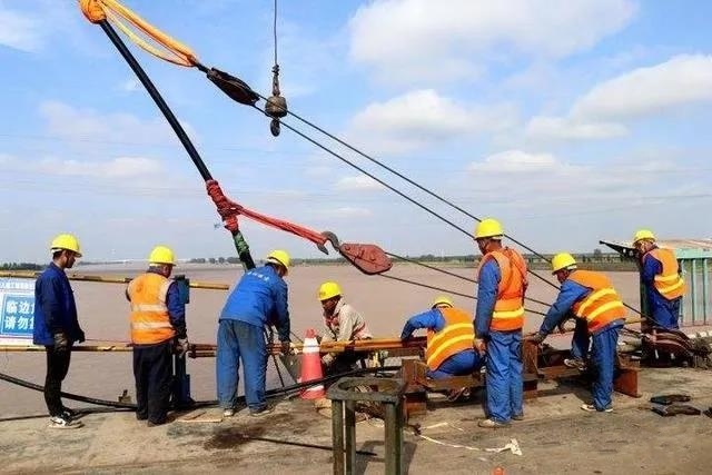 勝利(lì)黃河大橋維修(xiū)改造工程第一(yi)組斜拉索換索(suǒ)成功、廣西龍門(mén)大橋完成東錨(máo)碇基礎首根大(dà)直徑樁灌注……這(zhe)些是今天橋梁(liáng)界的大事